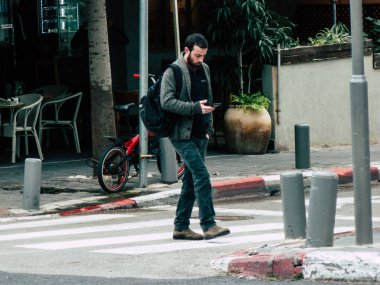 Tel Aviv İsrail 5 Şubat 2019 bilinmeyenli İsrail halkının öğleden sonra Tel Aviv sokaklarında yürüyüş görünümü