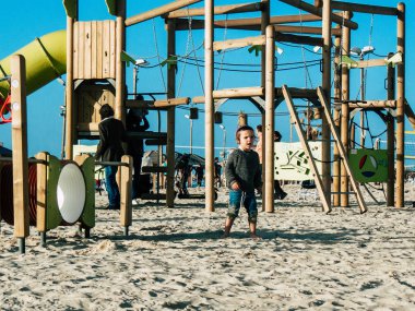 Tel Aviv İsrail 9 Şubat 2019 plaj Tel Aviv tarihinde öğleden sonra oynayan bilinmeyenli İsrail çocuklar görünümünü