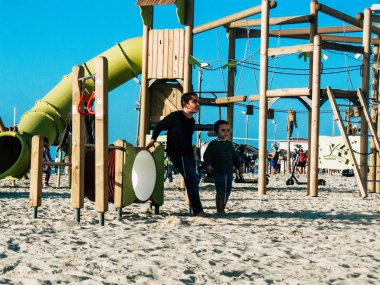 Tel Aviv İsrail 9 Şubat 2019 plaj Tel Aviv tarihinde öğleden sonra oynayan bilinmeyenli İsrail çocuklar görünümünü