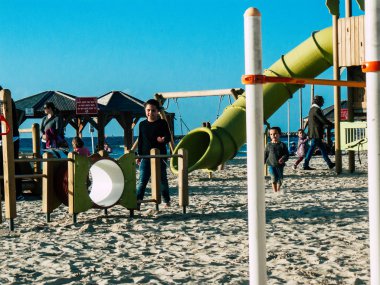 Tel Aviv İsrail 9 Şubat 2019 plaj Tel Aviv tarihinde öğleden sonra oynayan bilinmeyenli İsrail çocuklar görünümünü