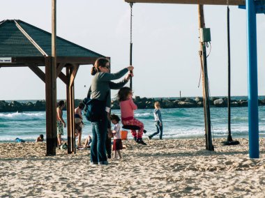 Tel Aviv İsrail 9 Şubat 2019 plaj Tel Aviv tarihinde öğleden sonra oynayan bilinmeyenli İsrail çocuklar görünümünü