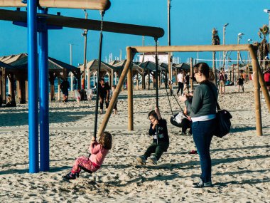 Tel Aviv İsrail 9 Şubat 2019 plaj Tel Aviv tarihinde öğleden sonra oynayan bilinmeyenli İsrail çocuklar görünümünü