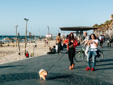 Tel Aviv İsrail 9 Şubat 2019 bilinmeyenli İsrail halkının öğleden sonra Tel Aviv beach yolda yürürken görünümü