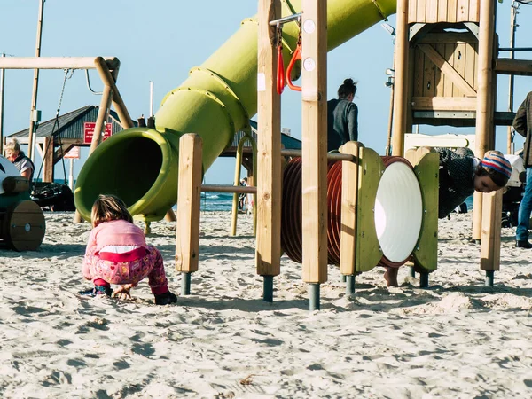 Tel Aviv İsrail 9 Şubat 2019 plaj Tel Aviv tarihinde öğleden sonra oynayan bilinmeyenli İsrail çocuklar görünümünü