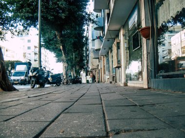 Tel Aviv İsrail 9 Şubat 2019 bilinmeyenli İsrail halkının öğleden sonra Tel Aviv sokaklarında yürüyüş görünümü
