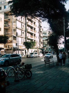 Tel Aviv İsrail 9 Şubat 2019 bilinmeyenli İsrail halkının öğleden sonra Tel Aviv sokaklarında yürüyüş görünümü