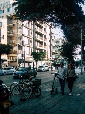 Tel Aviv İsrail 9 Şubat 2019 bilinmeyenli İsrail halkının öğleden sonra Tel Aviv sokaklarında yürüyüş görünümü