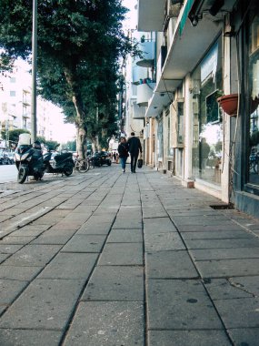 Tel Aviv İsrail 9 Şubat 2019 bilinmeyenli İsrail halkının öğleden sonra Tel Aviv sokaklarında yürüyüş görünümü