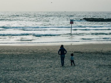 Tel Aviv İsrail 9 Şubat 2019 bilinmeyenli İsrail halkının plaj Tel Aviv tarihinde öğleden sonra yürüyüş görünümü