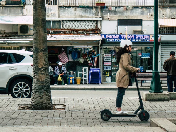 Tel Aviv İsrail 9 Şubat 2019 bir elektrikli scooter Tel Aviv sahil yolunda öğleden sonra sürüş bilinmeyen bir kişi görünümü