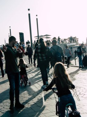 Tel Aviv İsrail 9 Şubat 2019 bilinmeyenli İsrail halkının öğleden sonra Tel Aviv beach yolda yürürken görünümü