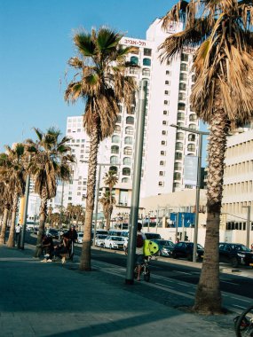 Tel Aviv İsrail 9 Şubat 2019 bilinmeyenli İsrail halkının öğleden sonra Tel Aviv beach yolda yürürken görünümü