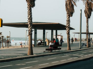 Tel Aviv İsrail 9 Şubat 2019 bilinmeyenli İsrail halkının öğleden sonra Tel Aviv beach yolda yürürken görünümü