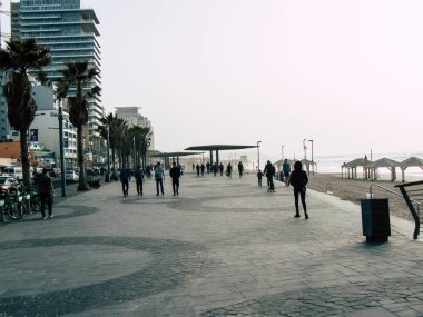 Tel Aviv İsrail 9 Şubat 2019 bilinmeyenli İsrail halkının öğleden sonra Tel Aviv beach yolda yürürken görünümü