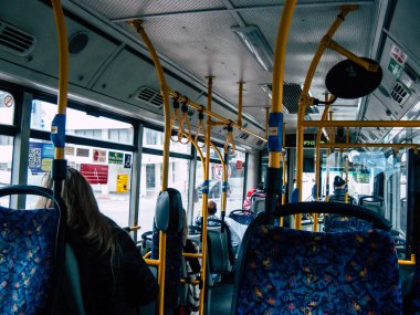 Tel Aviv İsrail 9 Şubat 2019 sokaklarda öğleden sonra Rating dolaşımda Tel Aviv Otobüs bir klasik İsrail şehir içinde