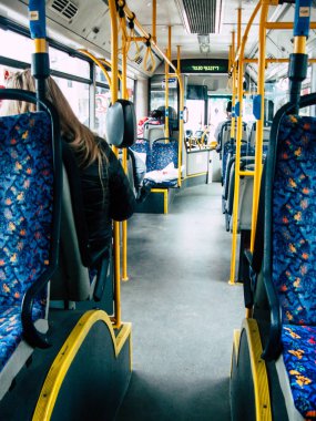 Tel Aviv İsrail 9 Şubat 2019 sokaklarda öğleden sonra Rating dolaşımda Tel Aviv Otobüs bir klasik İsrail şehir içinde
