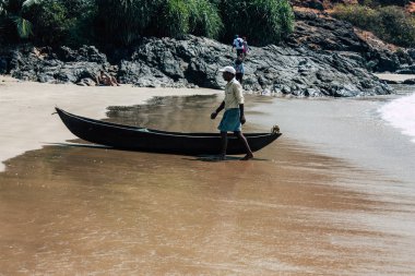 OM plaj Gokarna Karnataka Hindistan 4 Şubat 2019 görünümü ile küçük bir tekne sabah işe yarayacak balıkçı