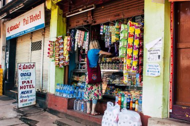 Gokarna Karnataka Hindistan 11 Şubat 2019 Gokarna şehrin ana yol öğleden sonra bilinmeyen insanlar görünümünü