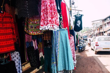 Gokarna Karnataka Hindistan 11 Şubat 2019 görünümünü geleneksel Hint Mağazaları bulunan Gokarna şehrin ana yol öğleden sonra
