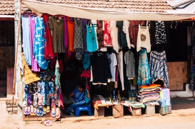 Gokarna Karnataka Hindistan 11 Şubat 2019 görünümünü geleneksel Hint Mağazaları bulunan Gokarna şehrin ana yol öğleden sonra