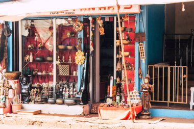 Gokarna Karnataka Hindistan 11 Şubat 2019 görünümünü geleneksel Hint Mağazaları bulunan Gokarna şehrin ana yol öğleden sonra