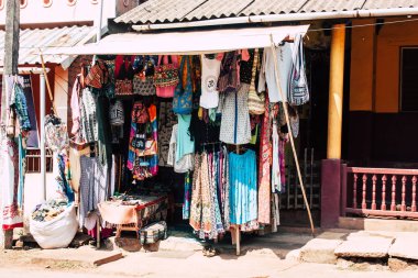 Gokarna Karnataka Hindistan 11 Şubat 2019 görünümünü geleneksel Hint Mağazaları bulunan Gokarna şehrin ana yol öğleden sonra