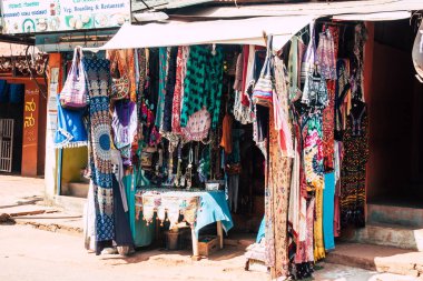 Gokarna Karnataka Hindistan 11 Şubat 2019 görünümünü geleneksel Hint Mağazaları bulunan Gokarna şehrin ana yol öğleden sonra