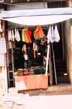 Gokarna Karnataka Hindistan 11 Şubat 2019 görünümünü geleneksel Hint Mağazaları bulunan Gokarna şehrin ana yol öğleden sonra