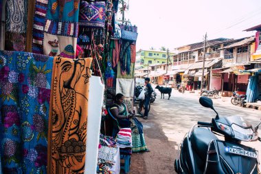 Gokarna Karnataka Hindistan 11 Şubat 2019 görünümünü geleneksel Hint Mağazaları bulunan Gokarna şehrin ana yol öğleden sonra