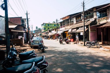 Gokarna Karnataka Hindistan 11 Şubat 2019 görünümünü geleneksel Hint Mağazaları bulunan Gokarna şehrin ana yol öğleden sonra