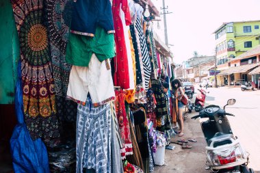 Gokarna Karnataka Hindistan 11 Şubat 2019 görünümünü geleneksel Hint Mağazaları bulunan Gokarna şehrin ana yol öğleden sonra