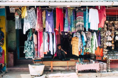 Gokarna Karnataka Hindistan 11 Şubat 2019 görünümünü geleneksel Hint Mağazaları bulunan Gokarna şehrin ana yol öğleden sonra