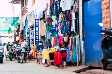 Gokarna Karnataka Hindistan 11 Şubat 2019 görünümünü geleneksel Hint Mağazaları bulunan Gokarna şehrin ana yol öğleden sonra
