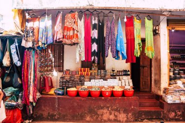 Gokarna Karnataka Hindistan 11 Şubat 2019 görünümünü geleneksel Hint Mağazaları bulunan Gokarna şehrin ana yol öğleden sonra