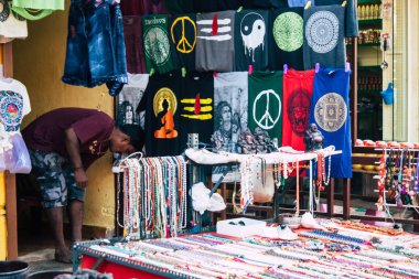Gokarna Karnataka Hindistan 11 Şubat 2019 görünümünü geleneksel Hint Mağazaları bulunan Gokarna şehrin ana yol öğleden sonra