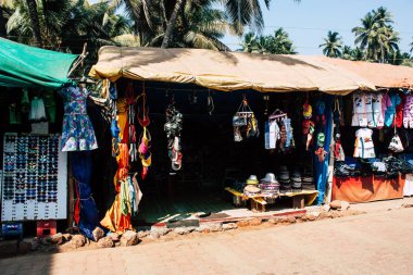 Gokarna Karnataka Hindistan 11 Şubat 2019 görünümünü geleneksel Hint Mağazaları bulunan Gokarna şehrin ana yol öğleden sonra