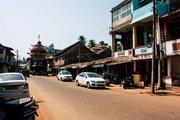 Gokarna Karnataka Hindistan 11 Şubat 2019 görünümünü geleneksel Hint Mağazaları bulunan Gokarna şehrin ana yol öğleden sonra