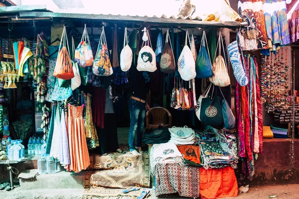 Gokarna Karnataka Hindistan 11 Şubat 2019 görünümünü geleneksel Hint Mağazaları bulunan Gokarna şehrin ana yol öğleden sonra