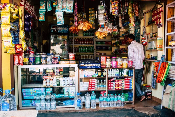 Gokarna Karnataka Hindistan 11 Şubat 2019 görünümünü geleneksel Hint Mağazaları bulunan Gokarna şehrin ana yol öğleden sonra