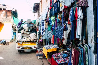 Gokarna Karnataka Hindistan 11 Şubat 2019 görünümünü geleneksel Hint Mağazaları bulunan Gokarna şehrin ana yol öğleden sonra