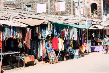 Gokarna Karnataka Hindistan 11 Şubat 2019 görünümünü geleneksel Hint Mağazaları bulunan Gokarna şehrin ana yol öğleden sonra