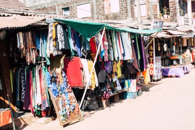 Gokarna Karnataka Hindistan 11 Şubat 2019 görünümünü geleneksel Hint Mağazaları bulunan Gokarna şehrin ana yol öğleden sonra
