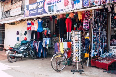 Gokarna Karnataka Hindistan 11 Şubat 2019 görünümünü geleneksel Hint Mağazaları bulunan Gokarna şehrin ana yol öğleden sonra
