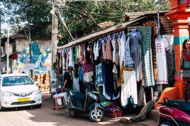 Gokarna Karnataka Hindistan 11 Şubat 2019 görünümünü geleneksel Hint Mağazaları bulunan Gokarna şehrin ana yol öğleden sonra
