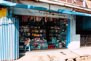 Gokarna Karnataka Hindistan 11 Şubat 2019 görünümünü geleneksel Hint Mağazaları bulunan Gokarna şehrin ana yol öğleden sonra