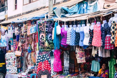 Gokarna Karnataka Hindistan 11 Şubat 2019 görünümünü geleneksel Hint Mağazaları bulunan Gokarna şehrin ana yol öğleden sonra