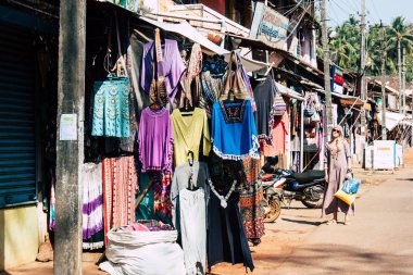 Gokarna Karnataka Hindistan 11 Şubat 2019 görünümünü geleneksel Hint Mağazaları bulunan Gokarna şehrin ana yol öğleden sonra