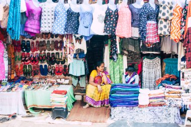 Gokarna Karnataka Hindistan 11 Şubat 2019 görünümünü geleneksel Hint Mağazaları bulunan Gokarna şehrin ana yol öğleden sonra