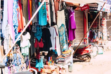 Gokarna Karnataka Hindistan 11 Şubat 2019 görünümünü geleneksel Hint Mağazaları bulunan Gokarna şehrin ana yol öğleden sonra