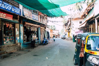 Gokarna Karnataka Hindistan 11 Şubat 2019 görünümünü geleneksel Hint Mağazaları bulunan Gokarna şehrin ana yol öğleden sonra